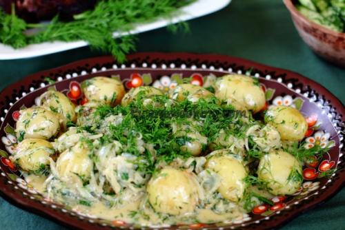 Молодой картофель под сметанным соусом.