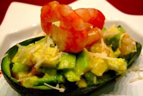 Шикарный салат из авокадо с креветками. 04