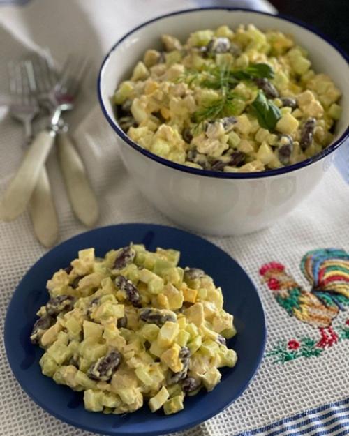 Очень вкусный, сытный, интересный салатик.