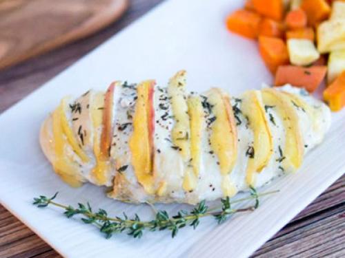 Куриные грудки, запеченные в сливках под сыром.