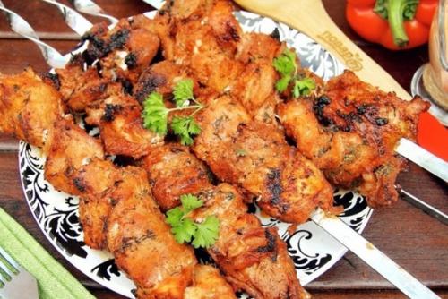 Шашлык из свинины с томатной пастой.