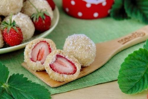 Творожные шарики с клубникой.