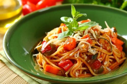Паста с сыром и овощами.