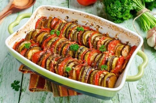 Рататуй. Рататуй - это традиционное французское блюдо из тушеных овощей. Рататуй. Рататуй - это традиционное французское блюдо из тушеных овощей.