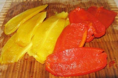 Рулетики из печеного перца с сырным кремом. 01