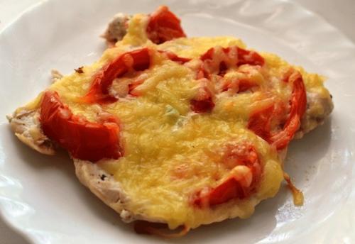 Курица под помидорами и сыром.