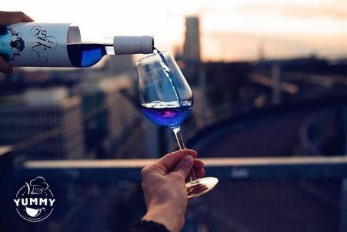 Голубое вино: невероятный цвет и натуральность.

