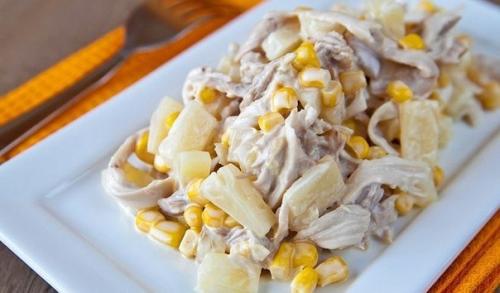 Салат с курицей и ананасами.