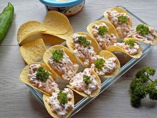Простые закуски на чипсах. Простые закуски на чипсах.