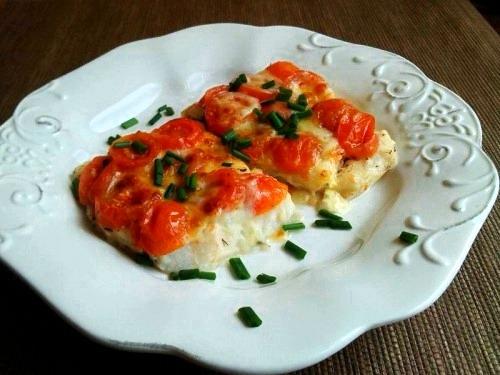 Треска, запечённая с сыром и томатами.