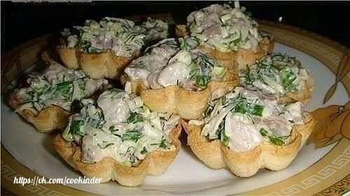 Тарталетки с селедочной начинкой - закуска, которая всегда к месту.