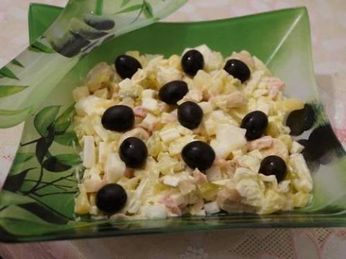 Салат с грибами, сыром и пекинской капустой.