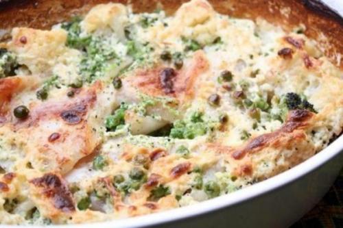 Рыба, запеченная в сливках с цветной капустой и брокколи.
