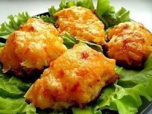Курица, запеченная с ананасами и сыром.