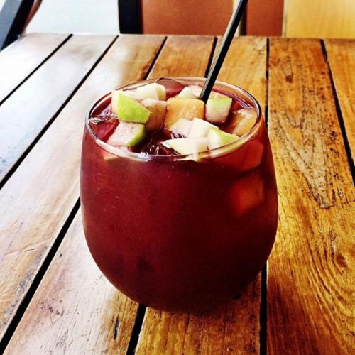 Сангрия. * 1 бутылка красного столового вина (не тратьте слишком много).