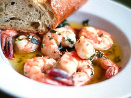 Креветки в чесночном масле.