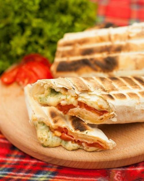 Лаваш с сыром и помидорами на гриле. 08