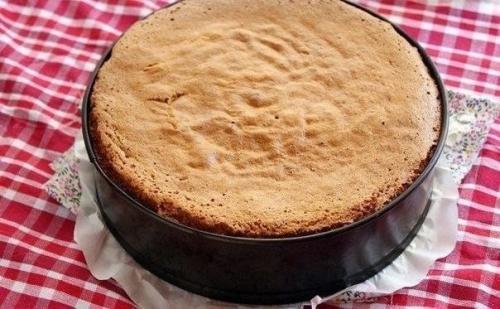 Медовый бисквит.  Очень вкусный нежный бисквит, в меру пахнет медом, тает во рту! 05