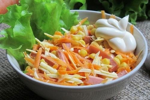 Ароматный салат с копченой колбасой.