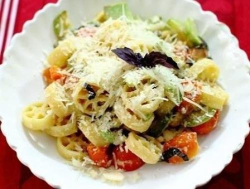 Паста с кабачком и помидорами. Паста с кабачком и помидорами.