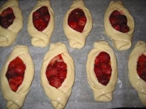 Булочки с клубникой. 05
