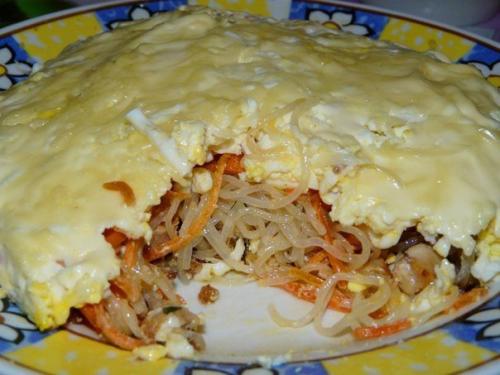 Салат с фунчозой и курицей.