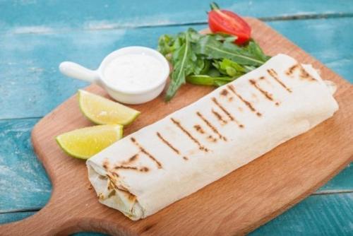 Лаваш с курицей, яйцом и салатом Айсберг. 09