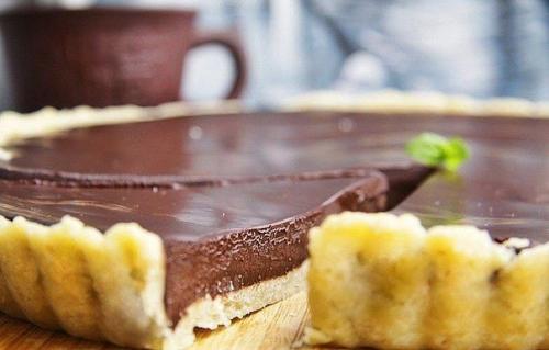 Вкусный шоколадный тарт невероятно.

