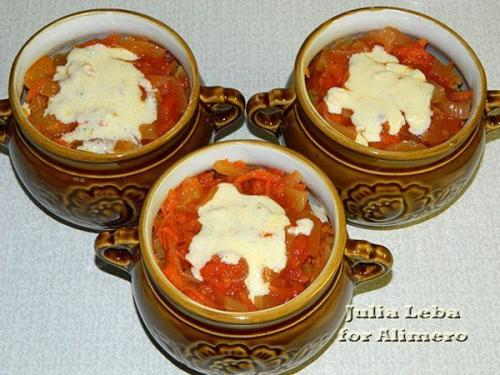 Маринованная куриная грудка в горшочках.