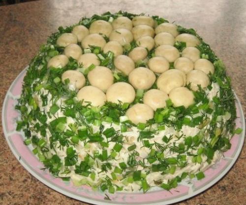 Салат с маринованными шампиньонами и овощами.