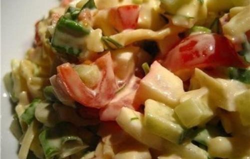 Салат с курицей и овощами.