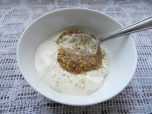 Салат с копченой колбасой и огурцами. 05