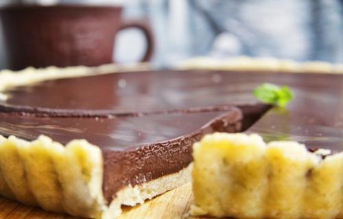 Вкусный шоколадный тарт невероятно.