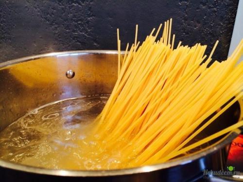 Спагетти с курицей в томатном соусе. 02