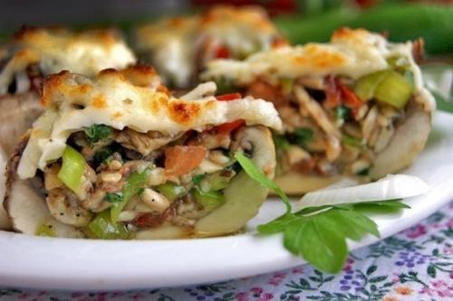 Фаршированные шампиньоны. Фаршированные шампиньоны делаются очень быстро (ничего отваривать/обжаривать не надо), и получается вкусно! Фаршированные шампиньоны. Фаршированные шампиньоны делаются очень быстро (ничего отваривать/обжаривать не надо), и получается вкусно!