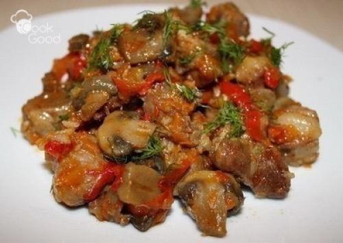 Мясо, тушеное с шампиньонами и сладким перцем.
