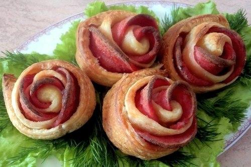 Быстрые слоеные розочки с колбасой. Быстрые слоеные розочки с колбасой.