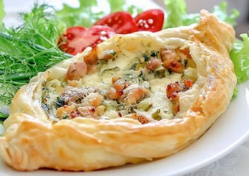 Потрясающие лодочки с мясом и солеными огурцами. Потрясающие лодочки с мясом и солеными огурцами.
