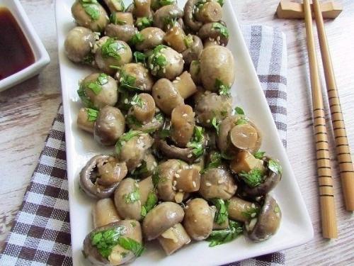 Шампиньоны по-корейски.  Готовится такая закуска быстро и легко, из доступных продуктов.