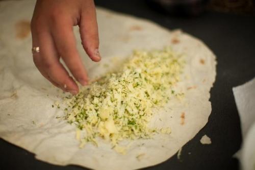 Лаваш с сыром и помидорами на гриле. 04