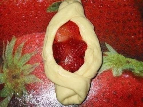 Булочки с клубникой. 04