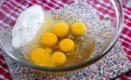 Медовый бисквит.  Очень вкусный нежный бисквит, в меру пахнет медом, тает во рту! 01