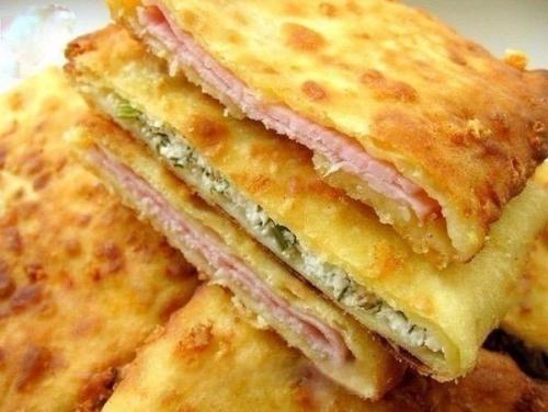 Сырные лепешки с начинкой.