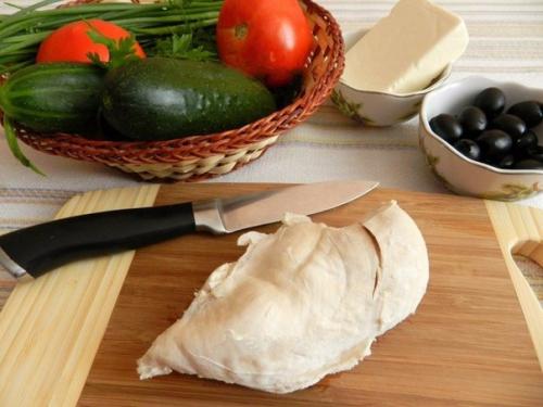 Салат с оливками, курицей и сыром. 01