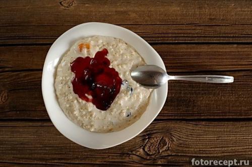 Овсяная каша.  Каша из овсяных хлопьев для здорового завтрака идеальна.