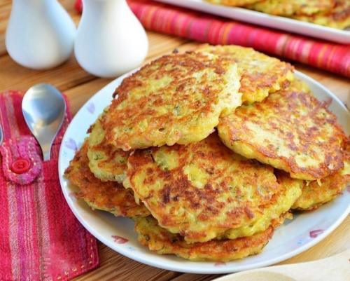 Необычайно вкусные драники с сыром и ветчиной - объедение.