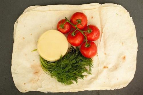 Лаваш с сыром и помидорами на гриле. 01