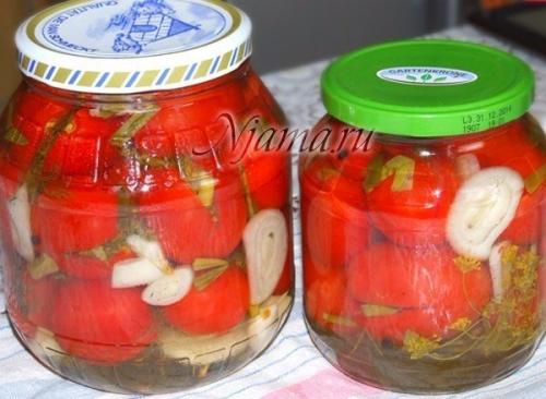 Помидоры с зеленью в сахарном маринаде.

