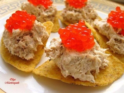 Начос с паштетом из копченой скумбрии и икрой.