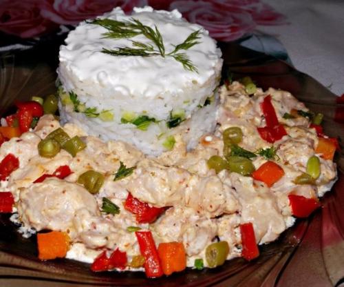 Куриная грудка в сметанно - чесночном соусе.
